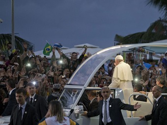 Papa Francisco le pide a los jóvenes que salgan a las calles y “armen lío en las diócesis”