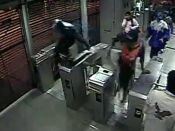 "Colados" en TransMilenio agreden con arma blanca a auxiliar de Policía