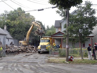 Demuelen casa de Ariel Castro, el "secuestrador de Cleveland"