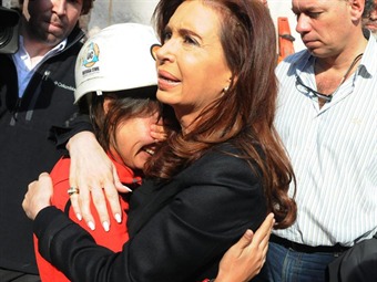 Abucheada la presidenta de Argentina durante visita al lugar de la tragedia en Rosario
