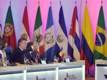 Santos bromea en la Cumbre panameña sobre su posible candidatura electoral