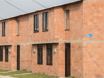 Procurador y Gobierno revisarán entrega de viviendas gratis en el país