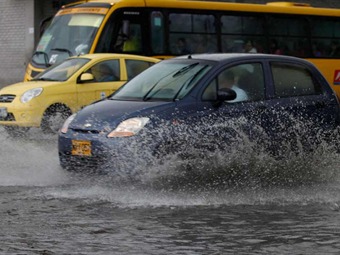 Dos barrios afectados por inundaciones en Bogotá