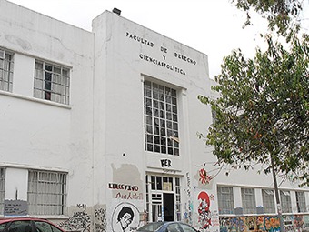 Estudiantes de Derecho de la Universidad Nacional regresan a clases