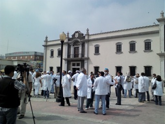 Marcha de batas blancas por la salud en Medellín