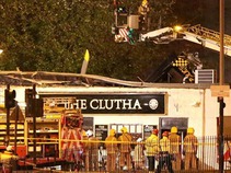 Un helicóptero cayó sobre un bar: ocho muertos