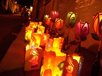 En Bogotá se encendió la navidad con la "noche de las velitas"