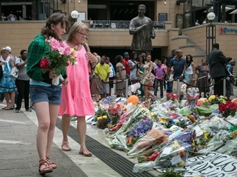 Cientos de actos siguen honrando a Mandela en cuarto día de duelo Cientos de actos siguen honrando a Mandela en cuarto día de duelo