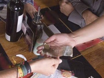 Habrá hasta 3.000 millones de multa para restaurantes que desvíen propinas