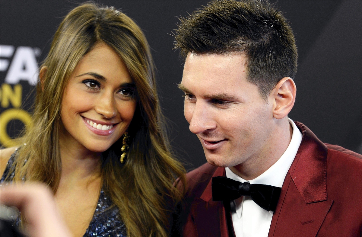 Lionel Messi y su polémico traje rojo tornasolado para el Balón de Oro