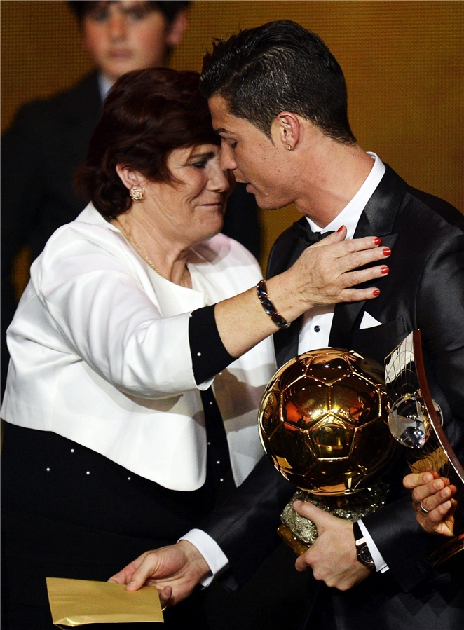 Cristiano Ronaldo celebró con su madre tras recibir el Balón de Oro