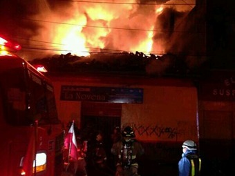 Ocho locales y cuatro viviendas afectadas deja incendio en centro de Bogotá