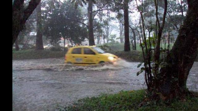 Tormenta eléctrica y vendaval en Armenia deja 8 barrios afectados