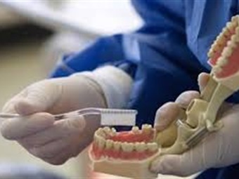 Remoción manual de caries, opción para tratar adultos mayores