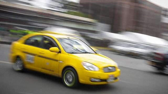 Una mancha amarilla de 480.000 taxis recorre las ciudades de Colombia