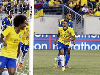 Brasil derrota a Ecuador a balón parado