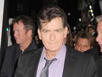 Charlie Sheen amenaza con un cuchillo a su odontólogo