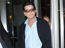 Charlie Sheen arremete contra auxiliar que le acusó de atacar a su dentista