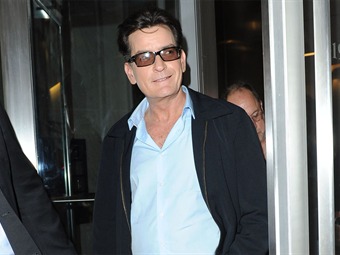 Charlie Sheen arremete contra auxiliar que le acusó de atacar a su dentista
