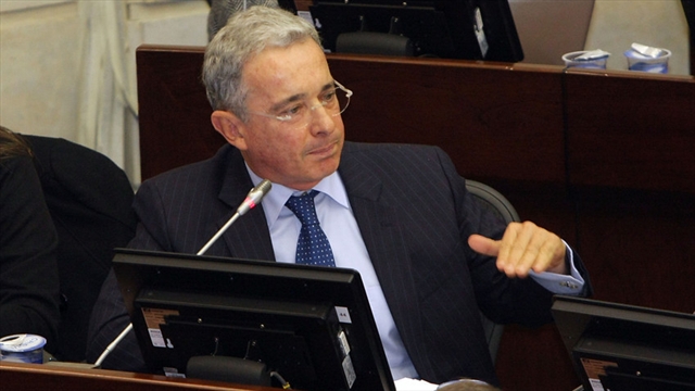 Uribe propone órgano legislativo para refrendar acuerdos con Farc
