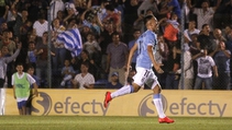 Uruguay vence a Paraguay y sigue en la cima del hexagonal del Sudamericano