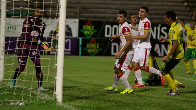 Huila levantó dos goles en contra y empató ante Santa Fe en Neiva