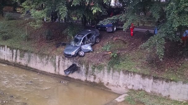 Conductor terminó accidentado en quebrada La Ayurá de Envigado, Antioquia