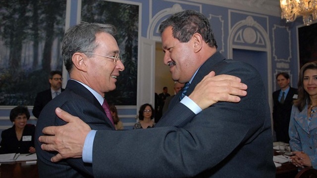 Coqueteos del uribismo a Angelino Garzón
