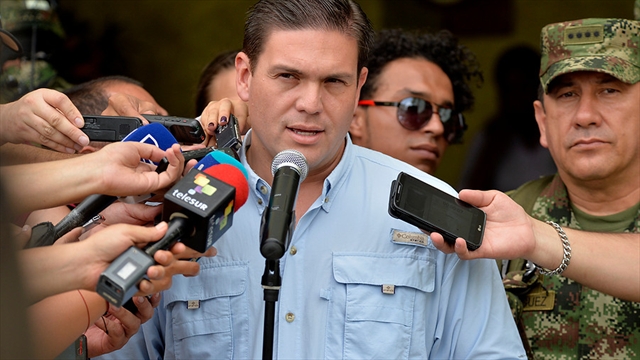 Mindefensa pide a Uribe no usar el dolor de las familias para mentiras