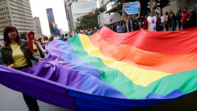 Piden a conjuez que renuncie a fallar sobre adopción de parejas gay