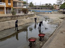Aseo Urbano de la Costa avanza con la limpieza de canales de Cartagena