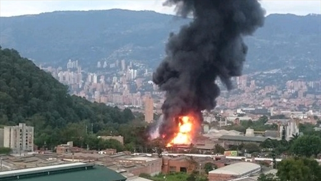 Bomberos tratan de controlar incendio en fábrica de Itagüí, Antioquia