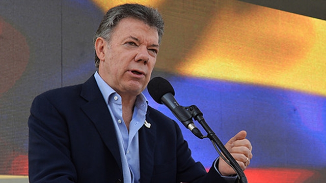 Becas e incentivos anunció Santos para los servidores públicos