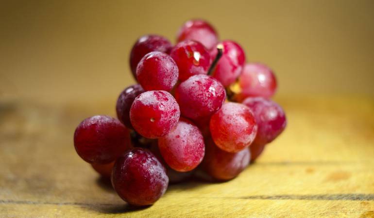 Venta racimo de uvas Japón: Venden un racimo de uvas por un precio récord de casi 10.000 euros en Japón