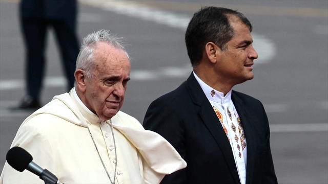 Gobierno dice que Correa no fue silbado el día de la llegada del papa