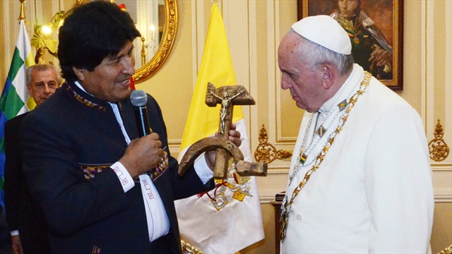 La historia detrás del "crucifijo comunista" que Evo le regaló al papa