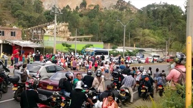 Autopista Medellín - Bogotá fue bloqueada por manifestantes en Bello