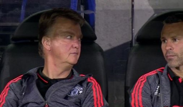 La reacción de Van Gaal tras el penal fallado por Chicharito