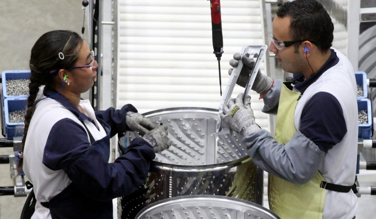 Haceb y Whirlpool inauguran en Colombia planta de lavadoras para Latinoamérica.