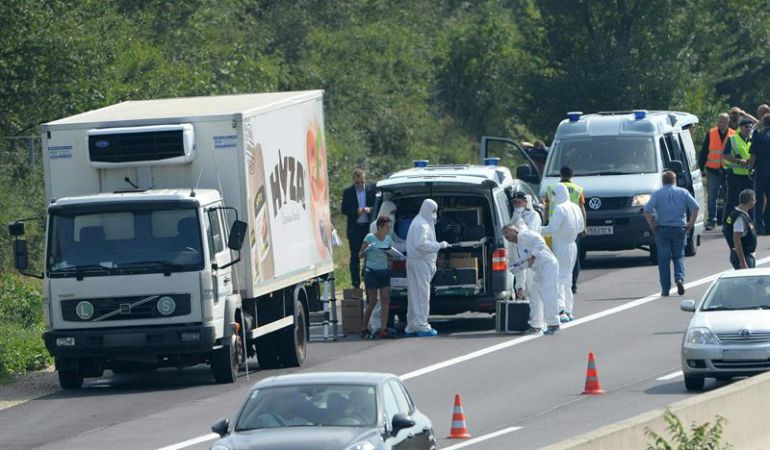 Hallan cuerpos de refugiados en Austria.