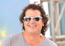 Carlos Vives subastará guitarra decorada con 50.000 cristales Swarovski