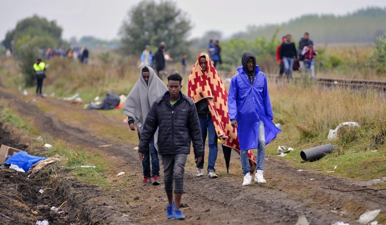 Refugiados a su llegada a un centro para refugiados en Roszke (Hungría).