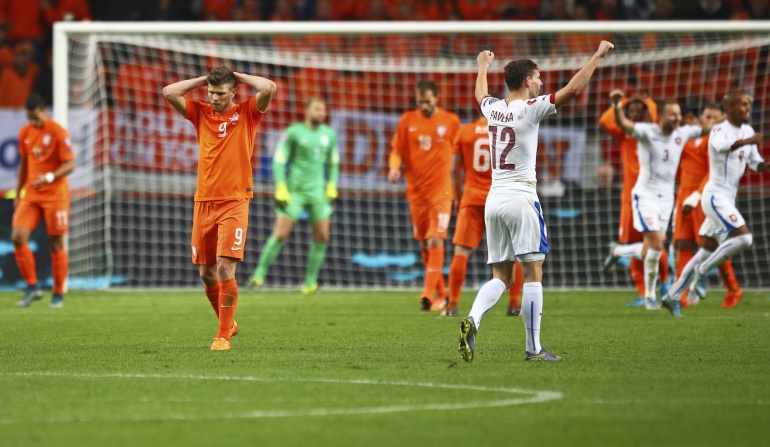 Holanda culmina su fracaso; Turquía y Croacia, directas a la Eurocopa