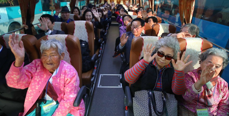 Surcoreanos con familias o parientes que viven todavía en Corea del Norte, separados durante la Guerra de Corea (1950-1953), son vistos en Sokcho (Corea del Sur).