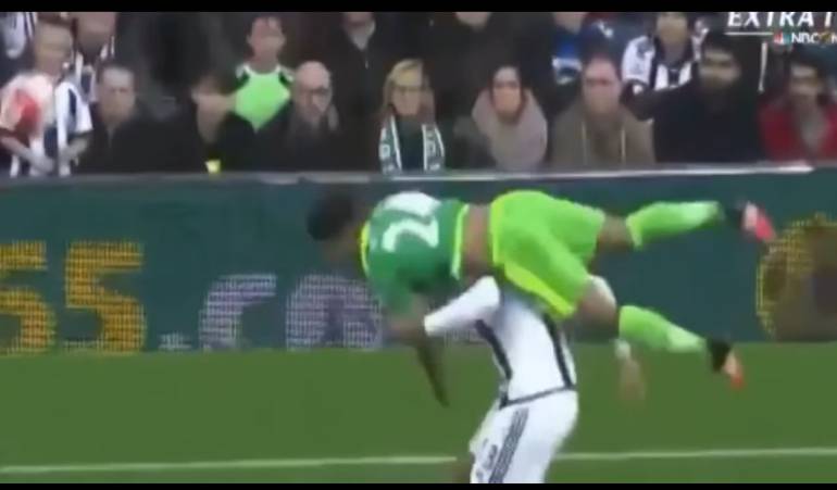 Salomón Rondón salva a un rival de lesionarse en la Premier League