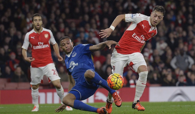 Premier League Arsenal liderato United-City Chelsea: Arsenal alcanza el liderato a falta del United-City y el Chelsea se hunde