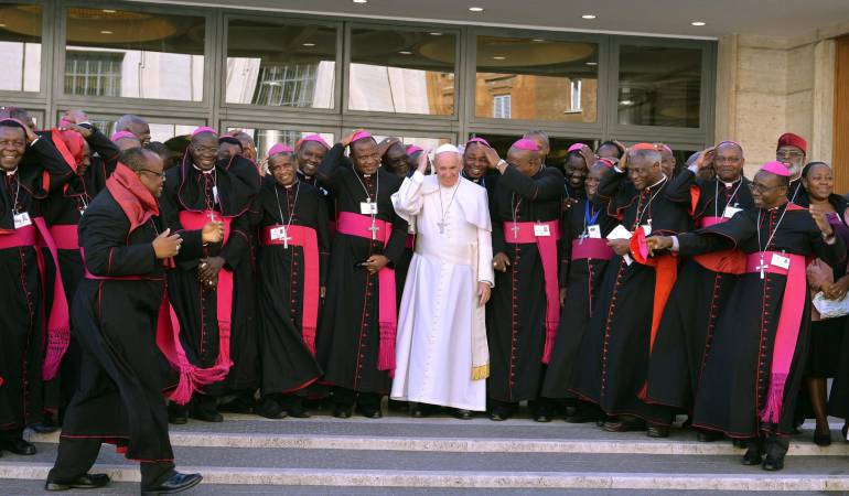 El papa Francisco (centro) posa junto a obispos y cardenales durante un receso en el sínodo de obispos celebrado en el Vaticano.