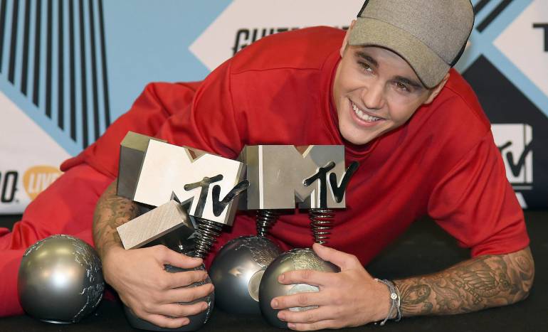 Justin Bieber posa con sus premios