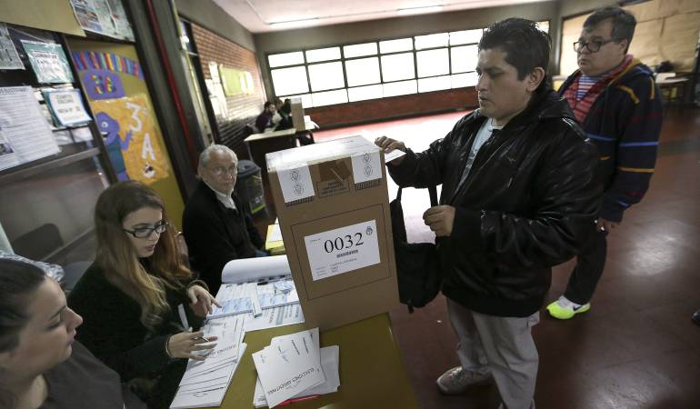 Votantes ejercen su derecho al sufragio en un colegio de Buenos Aires.