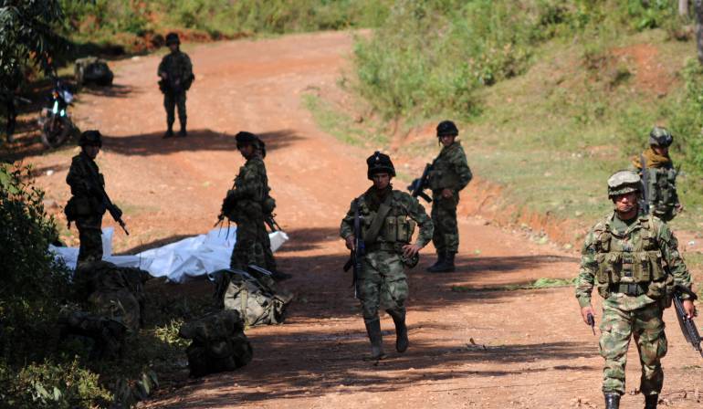 Emboscada ELN FARC militares muertos: Emboscada del ELN deja 11 soldados y un policía muertos